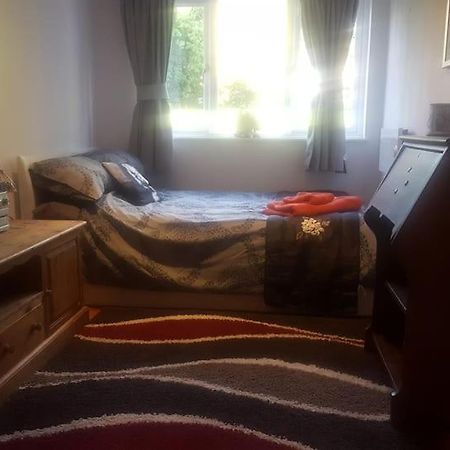 Stayinwoking At 30 Woodlands Horsell Екстер'єр фото