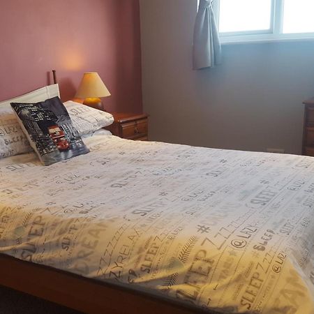 Stayinwoking At 30 Woodlands Horsell Екстер'єр фото