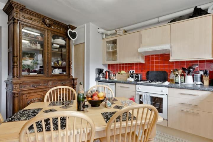 Stayinwoking At 30 Woodlands Horsell Екстер'єр фото