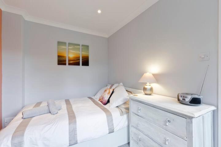 Stayinwoking At 30 Woodlands Horsell Екстер'єр фото