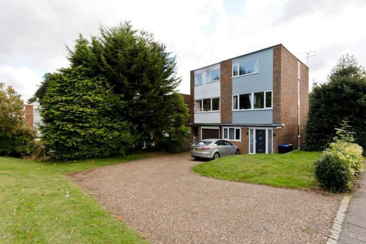 Stayinwoking At 30 Woodlands Horsell Екстер'єр фото