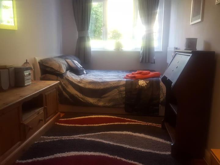 Stayinwoking At 30 Woodlands Horsell Екстер'єр фото