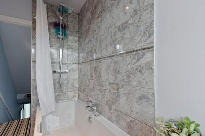 Stayinwoking At 30 Woodlands Horsell Екстер'єр фото