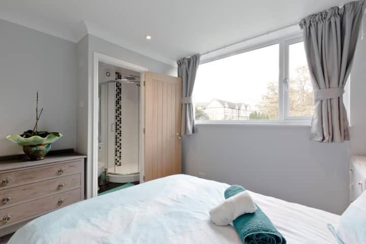 Stayinwoking At 30 Woodlands Horsell Екстер'єр фото