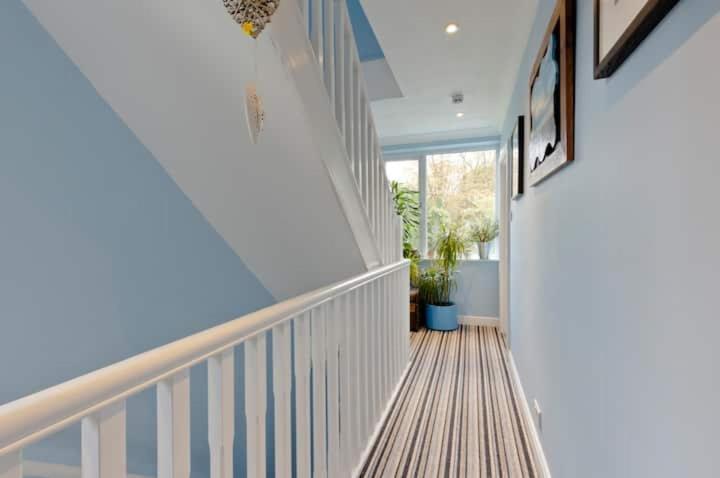 Stayinwoking At 30 Woodlands Horsell Екстер'єр фото